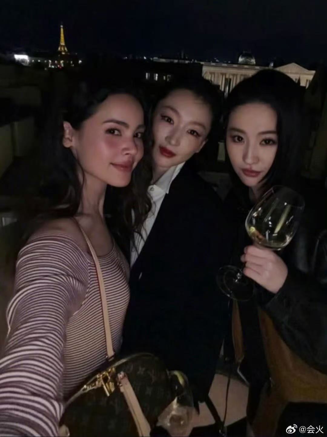 刘亦菲周冬雨出席LV晚宴举杯合影