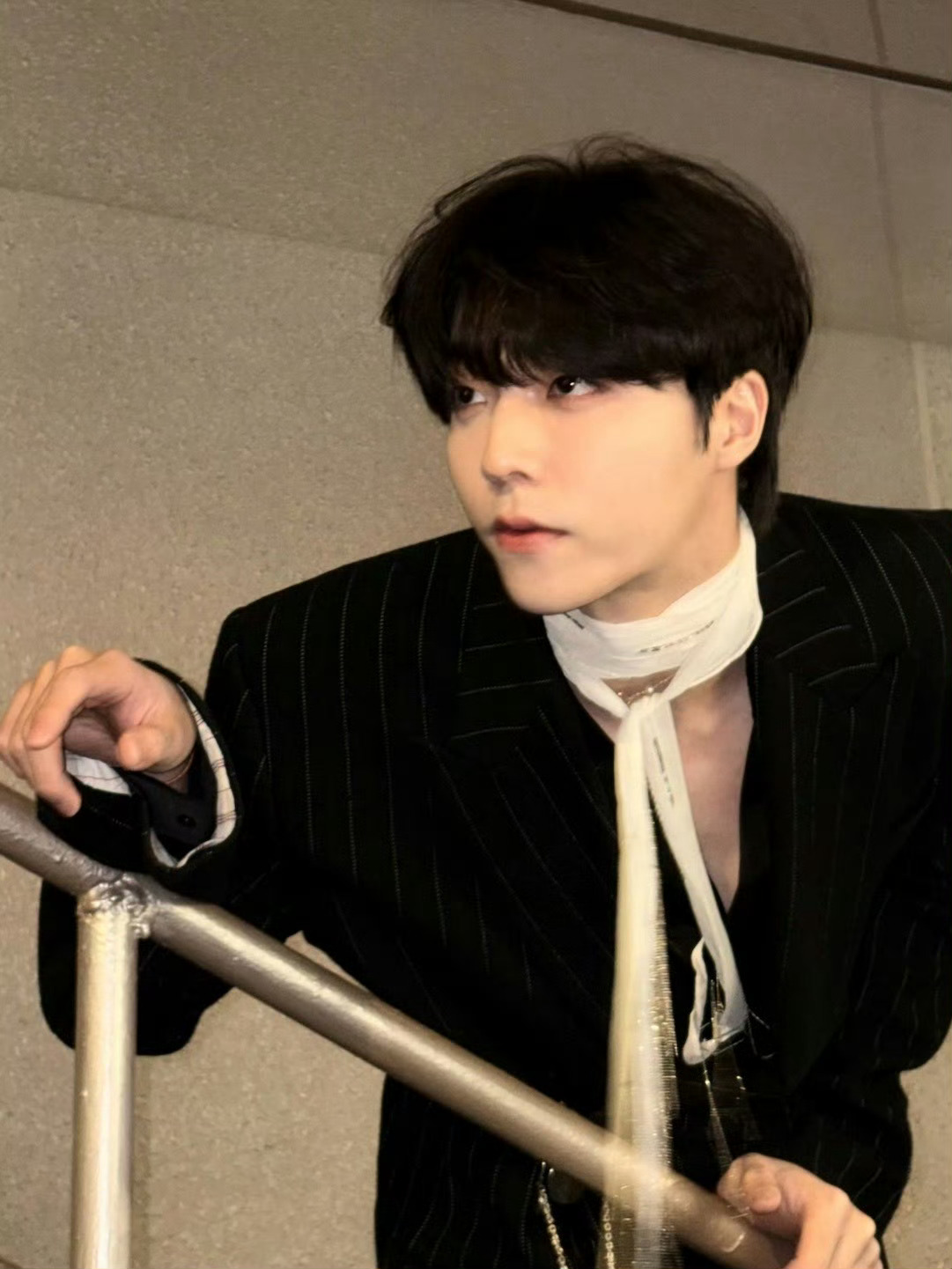 陈立农机场签名浅笑宠粉，舞台日常尽显少年气