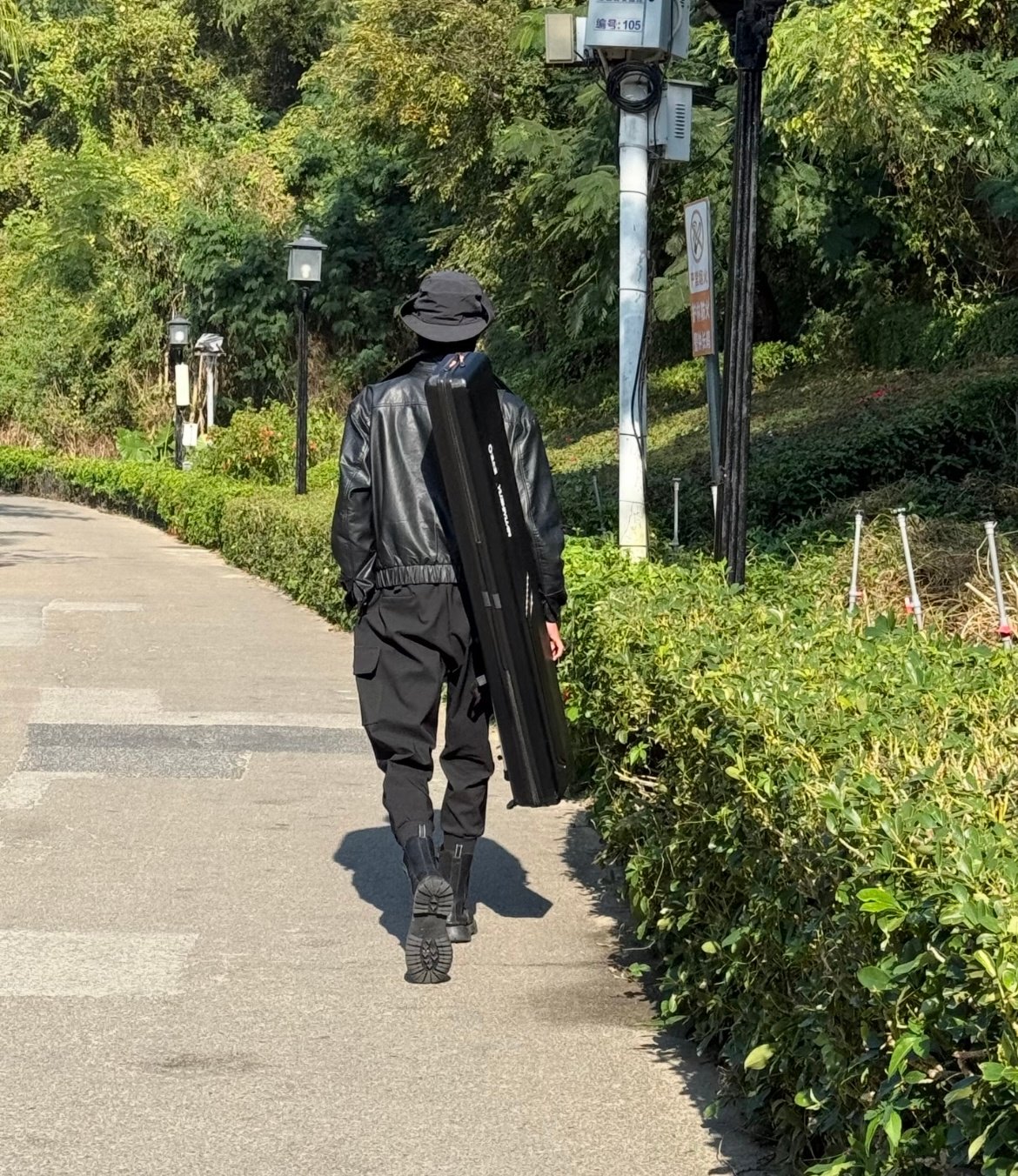 网友误将路人认作李现，粉丝调侃其穿搭风格