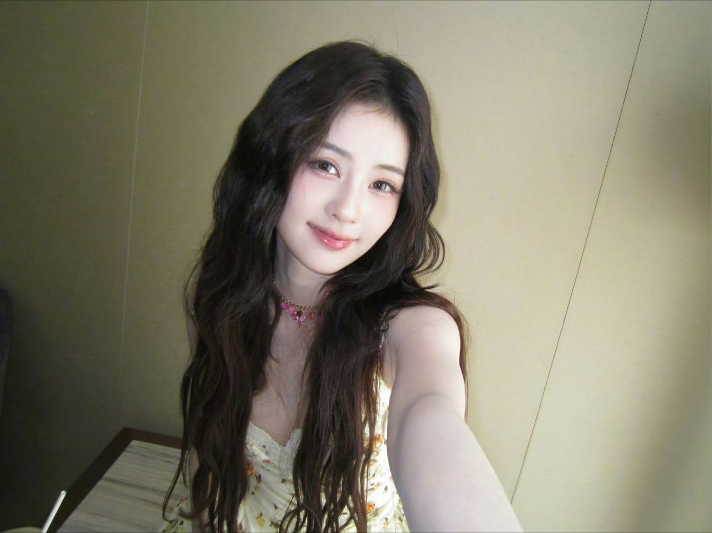 白鹿卷发碎花裙造型尽显温柔慵懒