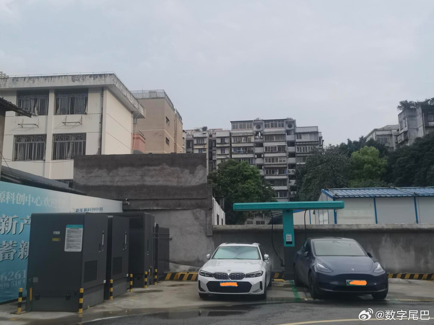 比亚迪闪充站未装地锁致占用频发