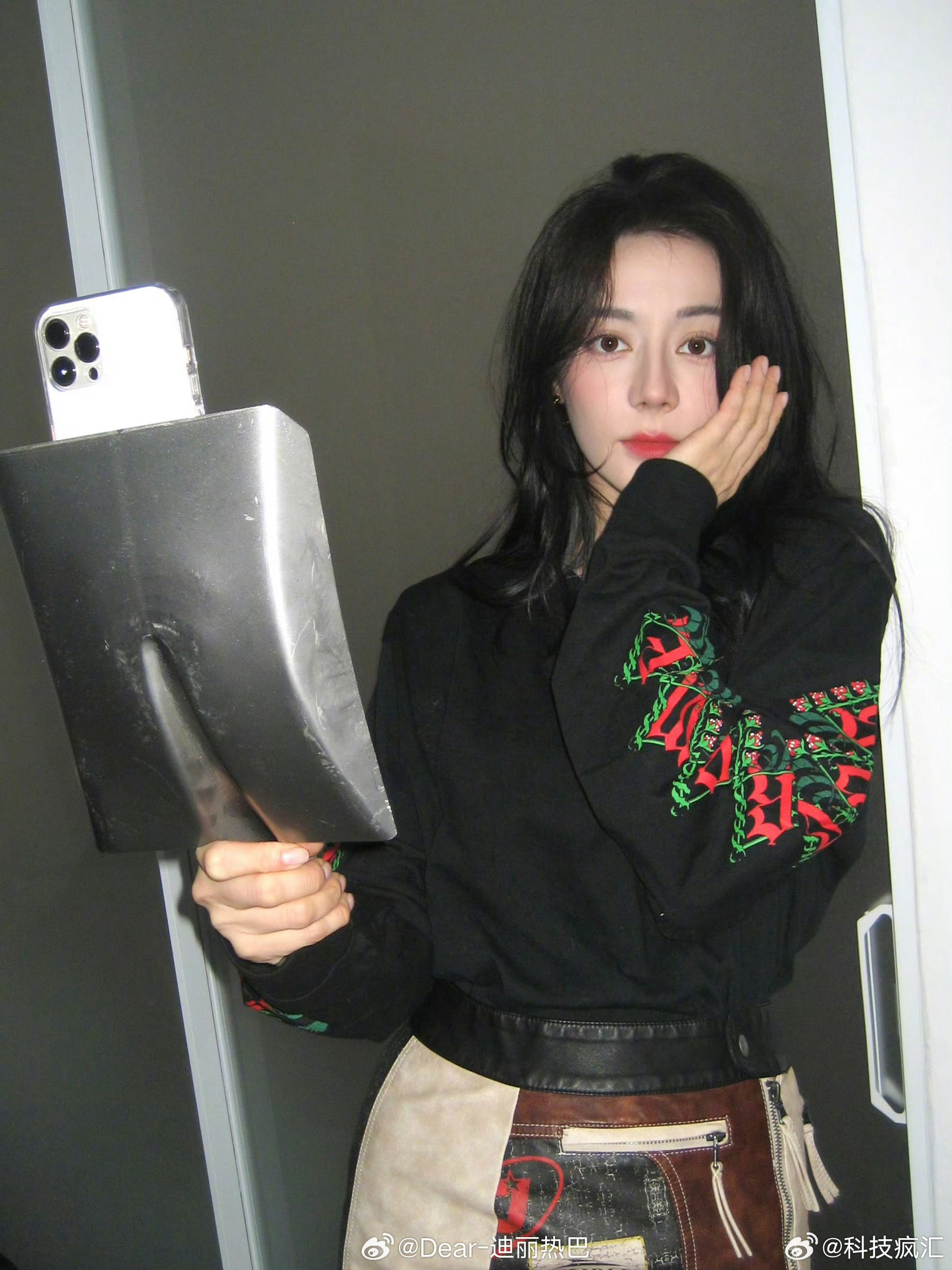 迪丽热巴手机壳引热议，明星噱头引关注