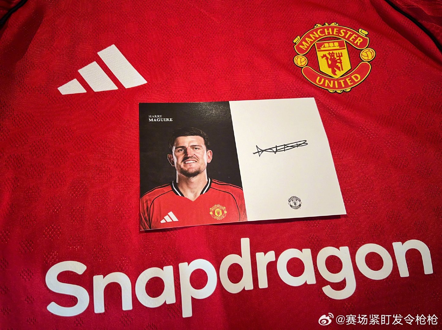 马奎尔赠签名照为中国球迷送新年礼