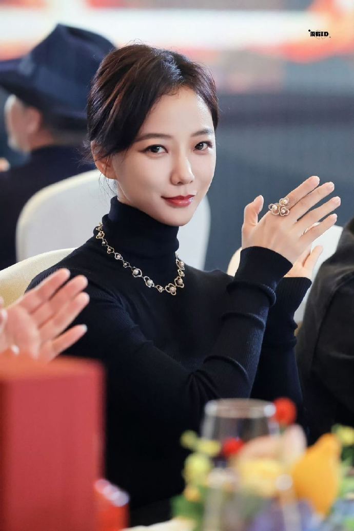 王珞丹素毛衣造型气质出众惊艳众人