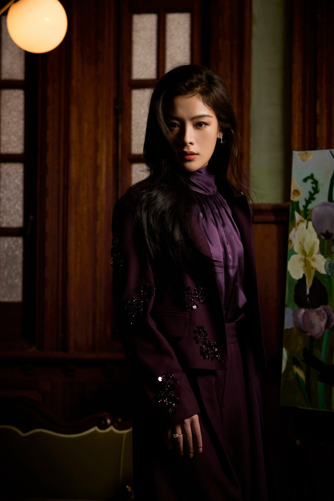 吉娜陈丽君车内补妆听曲下车秒切红毯模式