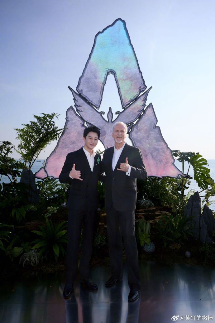 黄轩与卡梅隆同框比666，追星成功难掩兴奋