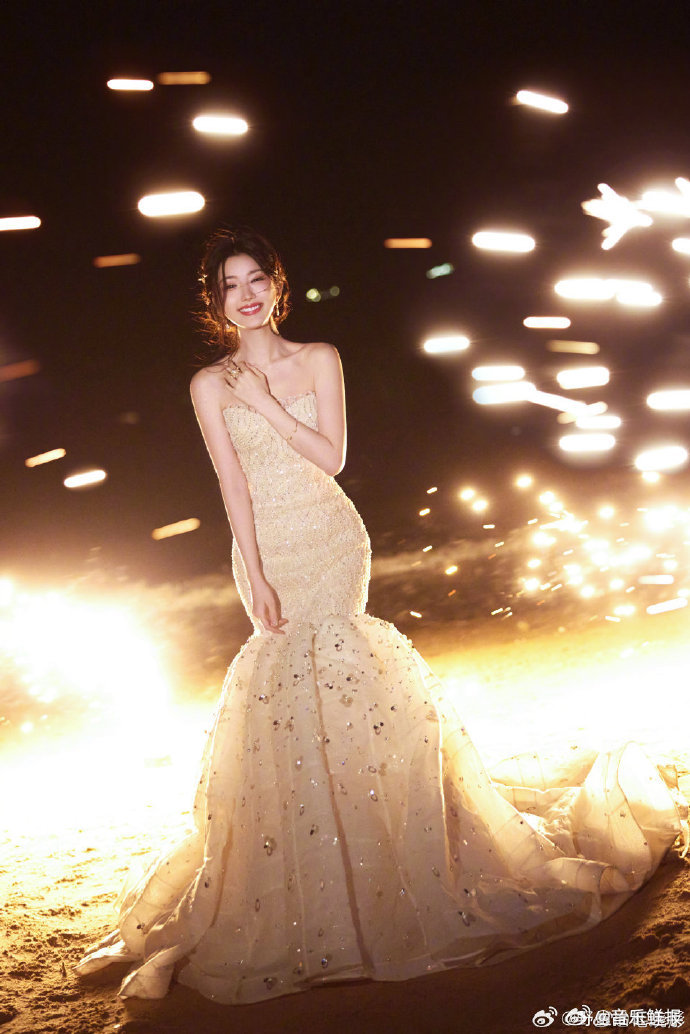 毛晓彤夜景烟花大片惊艳亮相，未约摄影师仍出彩