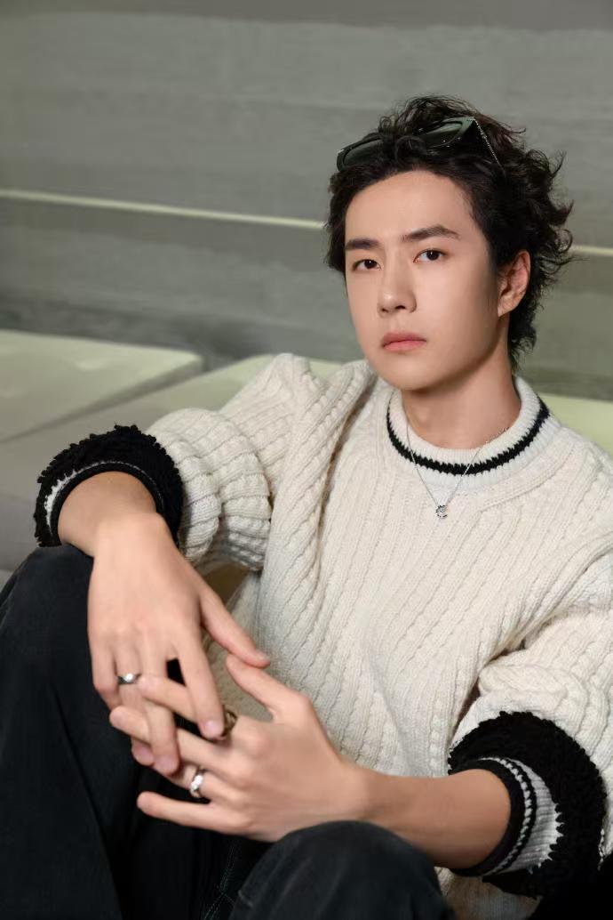 王一博卷毛背头造型展现慵懒贵公子魅力