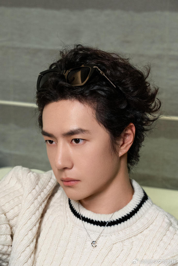 王一博白毛衣卷毛墨镜造型亮相