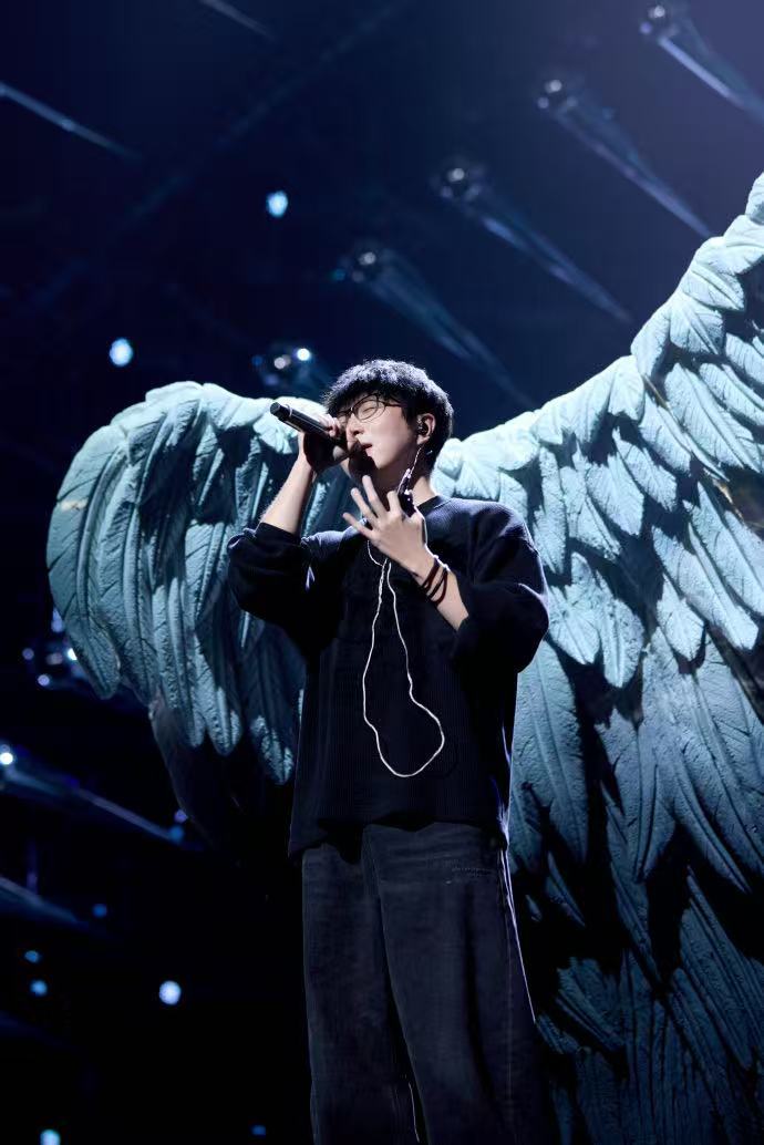 毛不易跨年舞台背翅膀特效引期待