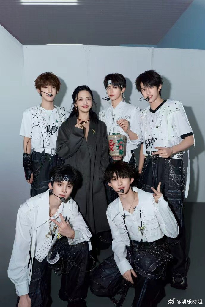 登陆少年组合与姚晨微博之夜合照获赠礼物