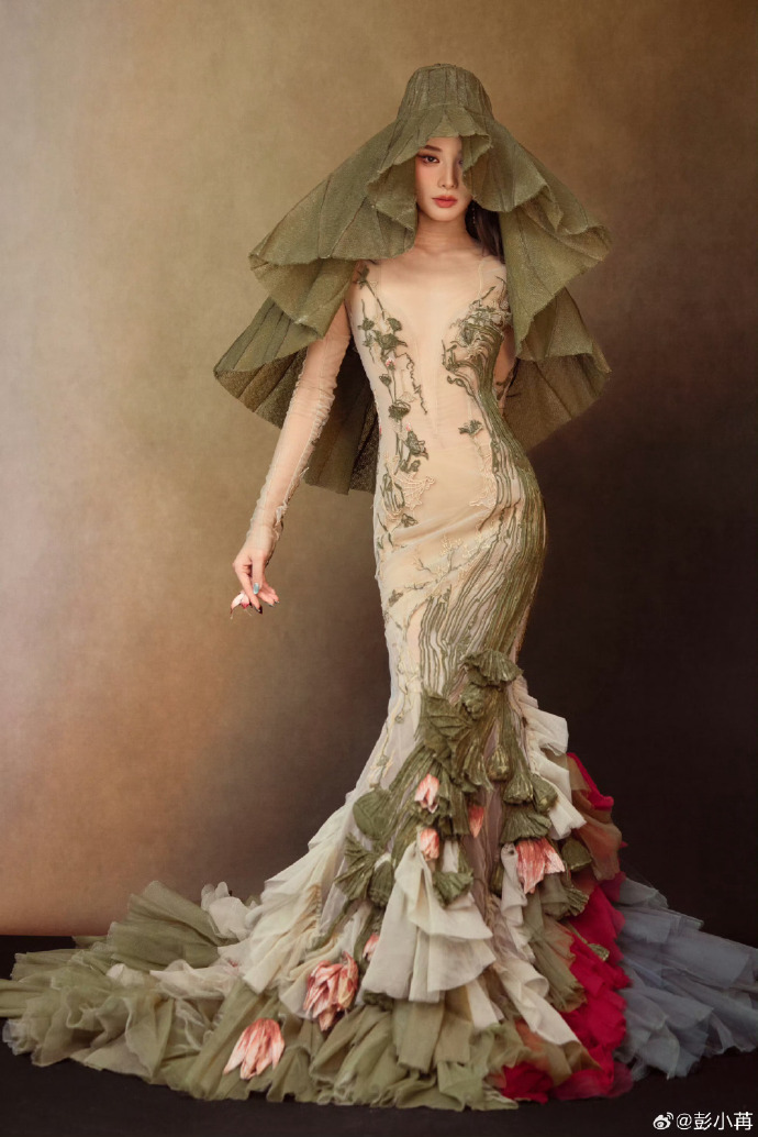 彭小苒穿深V肤色连体裙亮相，领口开至肚脐