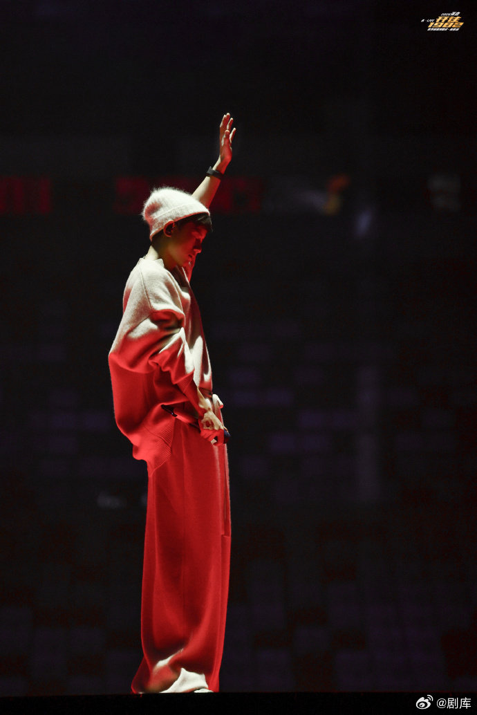 张杰新春演唱会收官，改编《这就是爱》歌词引共鸣