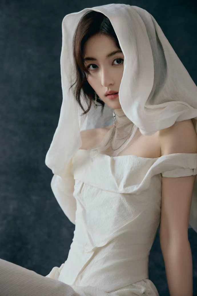 张子枫白纱新娘造型惊艳亮相