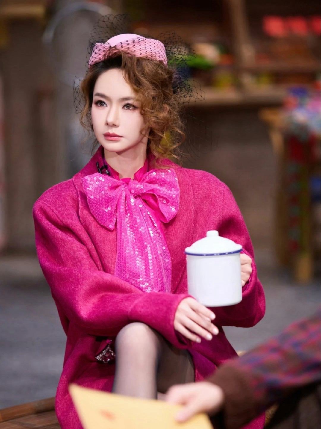 戚薇大侦探十周年演绎多样角色，诠释爱人也爱己