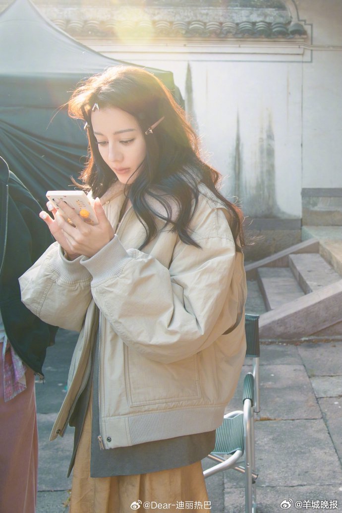 2025微博QUEEN评选开启，迪丽热巴杨紫等12位女星入围