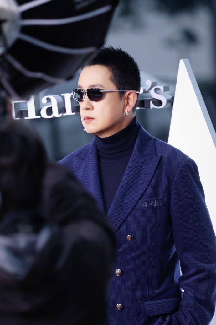 芭莎大赏明星车内松弛车外从容，潘粤明吉娜展现专业反差