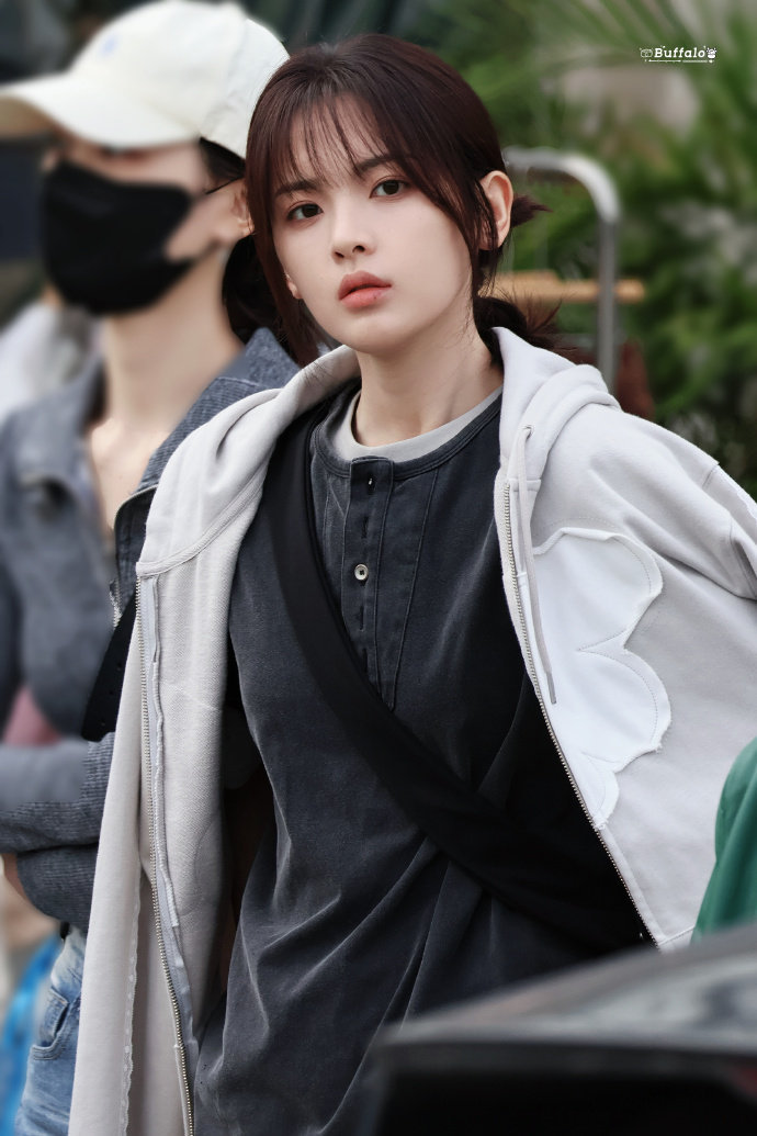 杨超越代拍作品引热议，粉丝赞其颜值出众