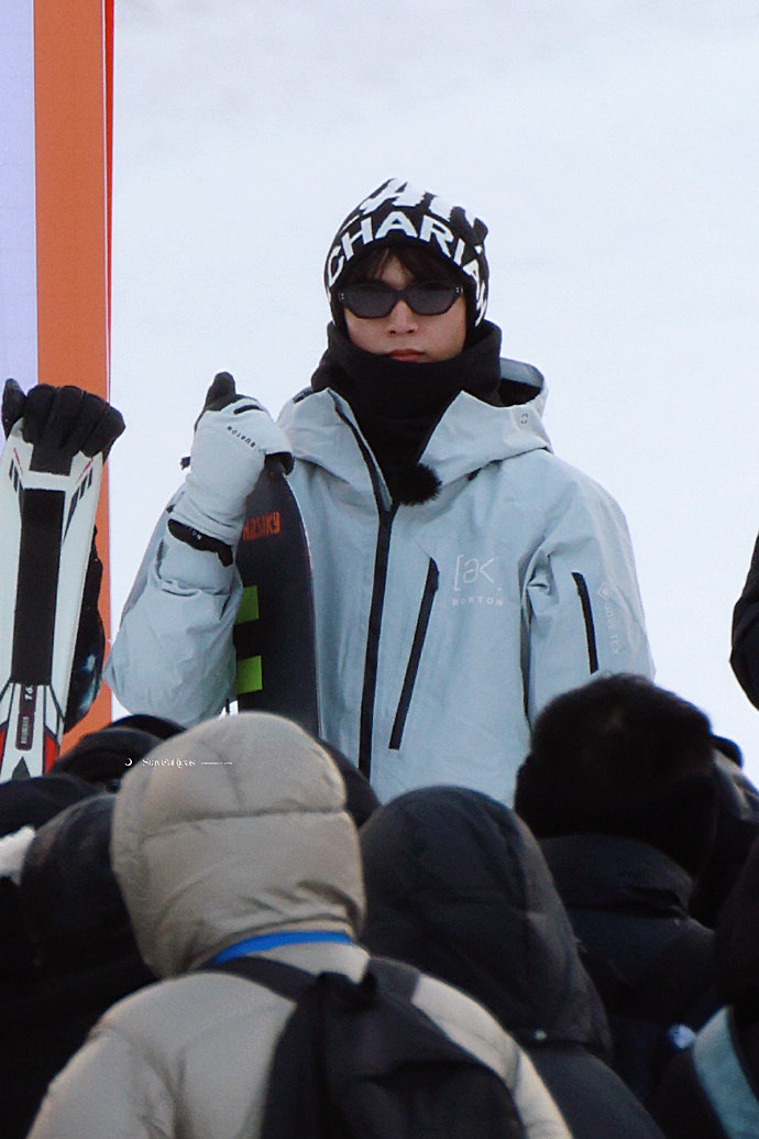 刘耀文滑雪服造型路透曝光