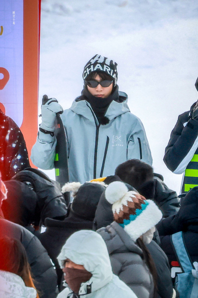 刘耀文现身哈尔滨滑雪场，帅气滑雪服造型吸睛