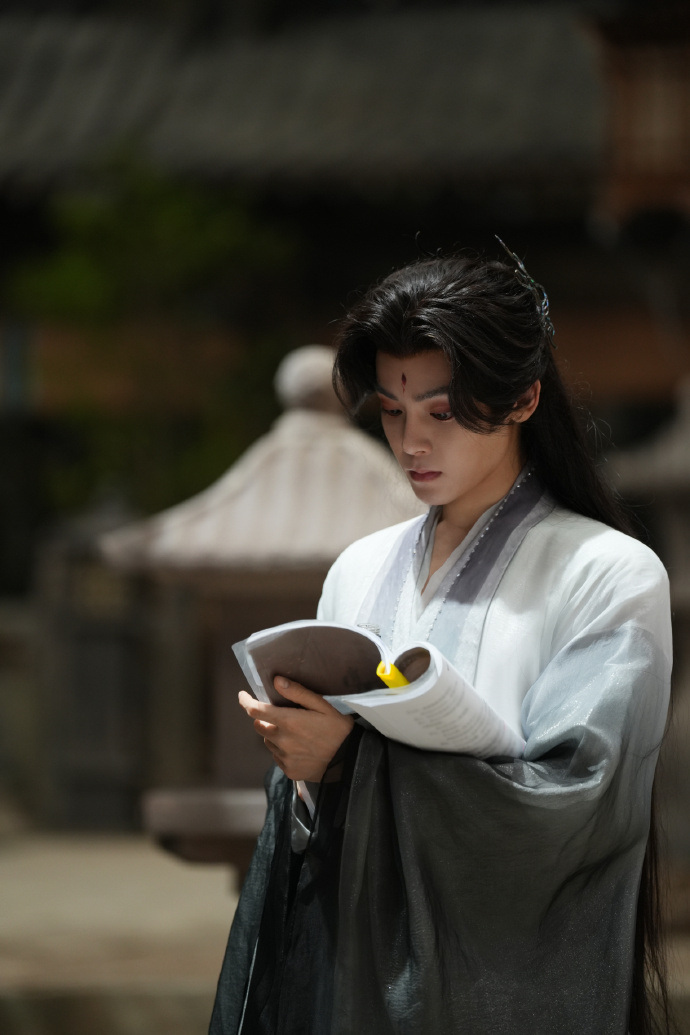 侯明昊片场专注研读逍遥剧本