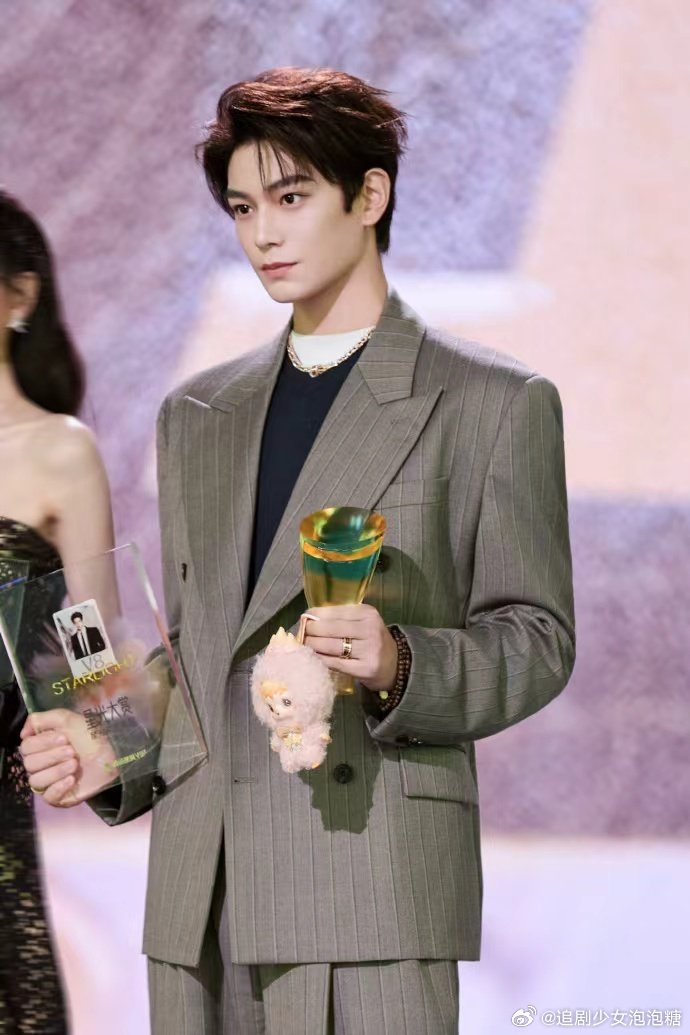 丁禹兮感谢粉丝支持，晒仰头神图获赞