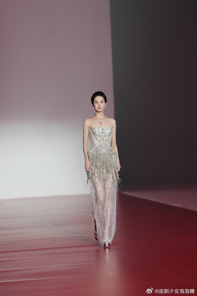 陈都灵星光大赏两套造型曝光，淡妆浓抹皆相宜