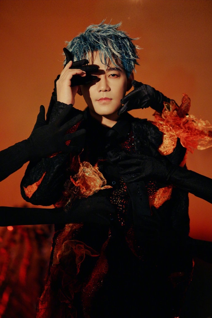 苏醒篮球场展现少年感，状态活力似18岁