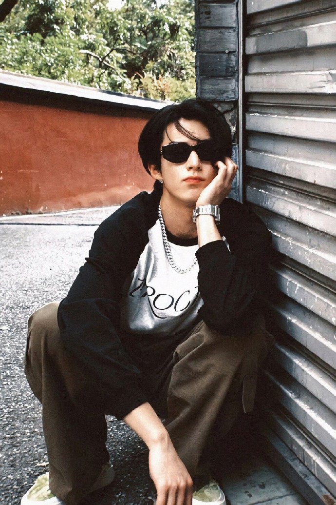 王鹤棣晒男友风库存照，寄语2025球场得分成常态