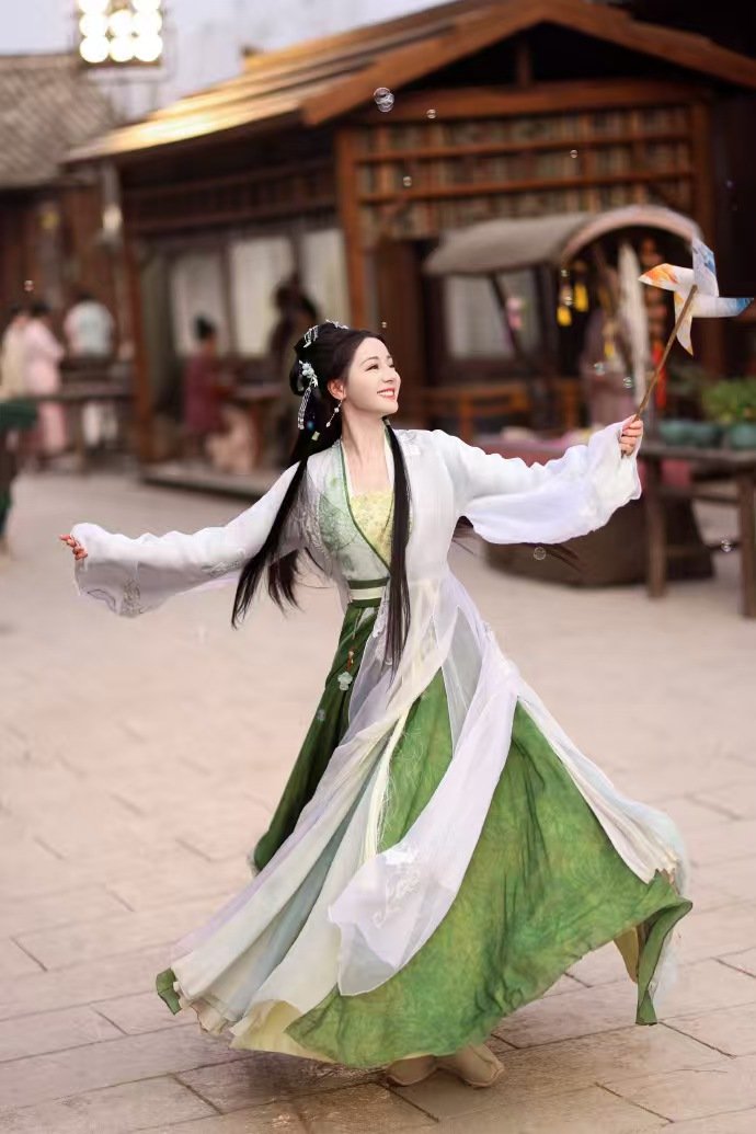 迪丽热巴《慕胥辞》绿衣造型明媚动人