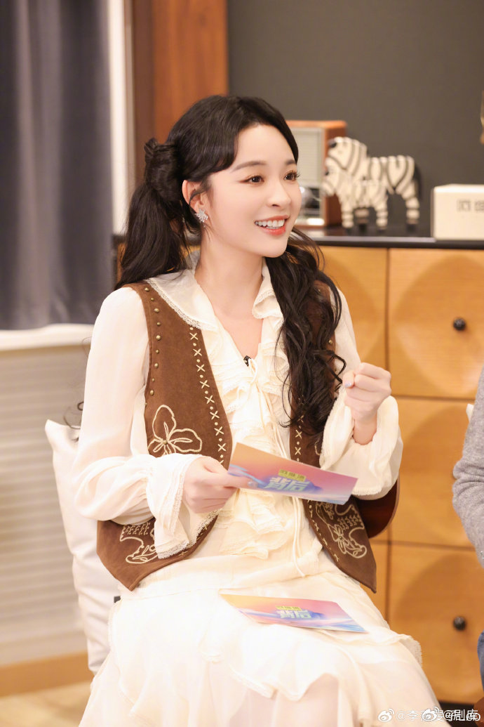 李莎旻子采访偶像周笔畅，发文庆祝二十年喜欢