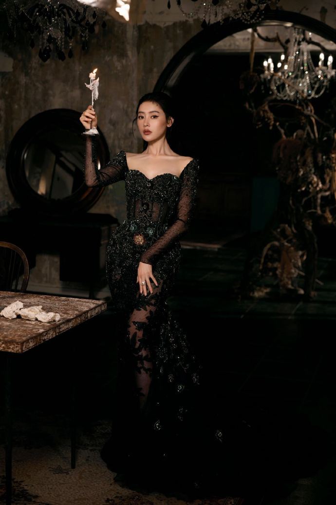 张天爱黑裙红唇造型亮相微博之夜