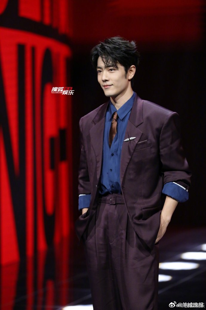 微博之夜红毯男星造型盘点，肖战王一博张凌赫等亮相