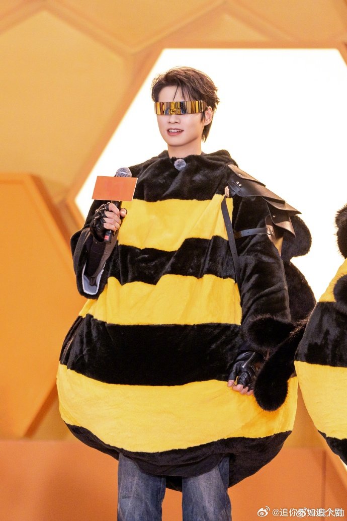 周五晚高疯Bee疯糖成团，杨迪即兴嗨舞笑翻全场