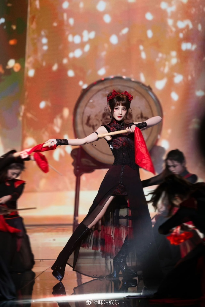 彭小苒新造型被赞福娃本娃