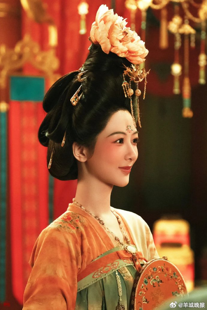 杨紫迪丽热巴周雨彤等女星古装造型引热议