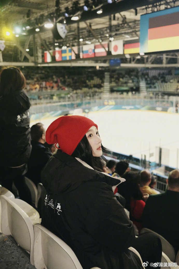 关晓彤现身米兰冬奥会，观战短道速滑预赛