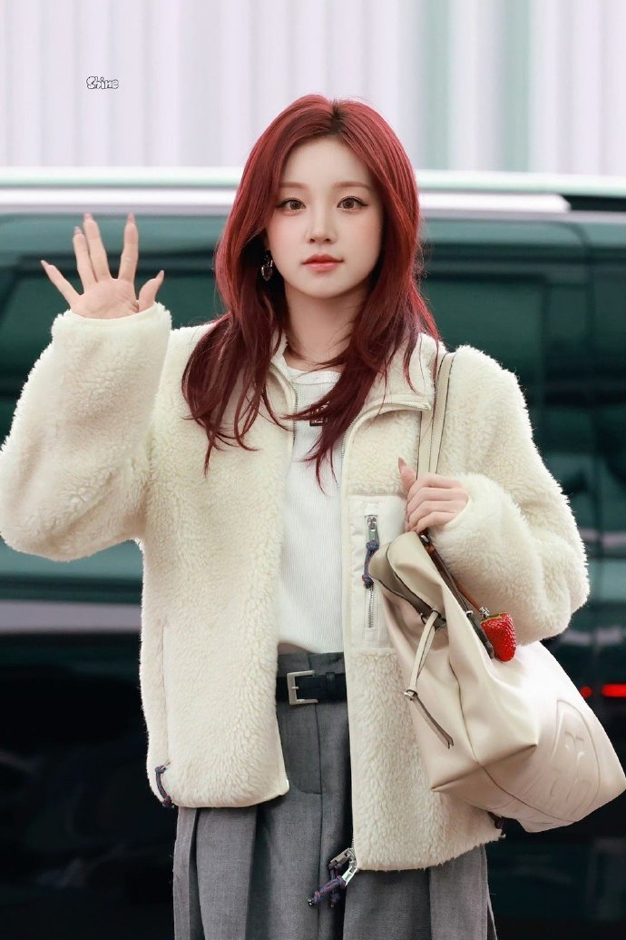 宋雨琦启程纽约大秀机场造型曝光