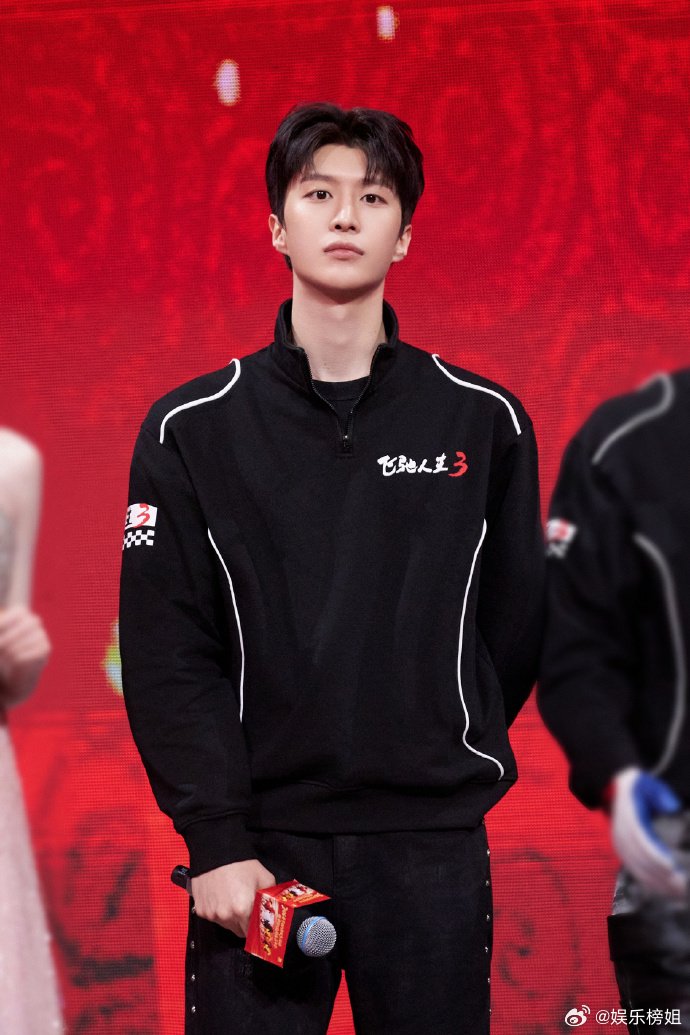 范丞丞称被胡先煦下颌线割伤，两人新片春节上映