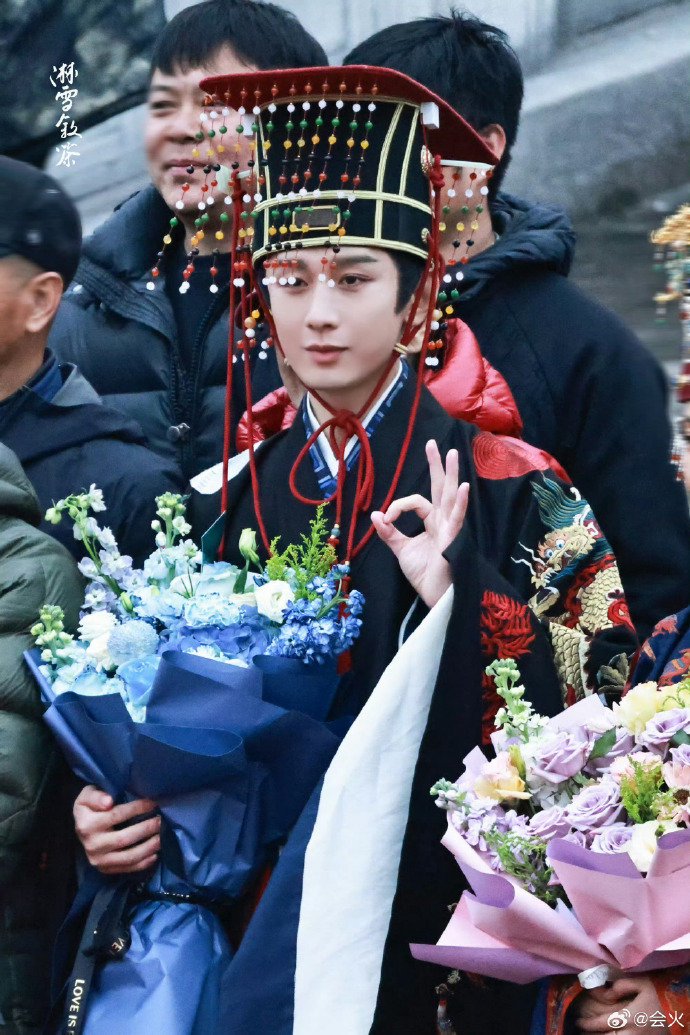 成毅两京十五日杀青晒合照比OK手势