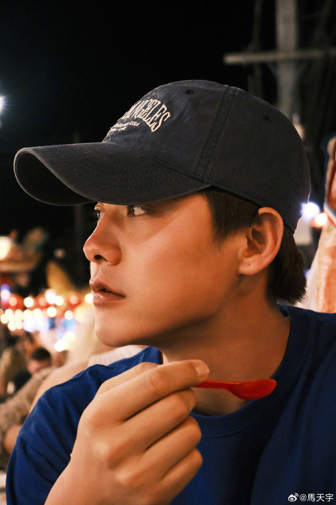 马天宇普吉岛度假1天晒黑，发照提醒防晒