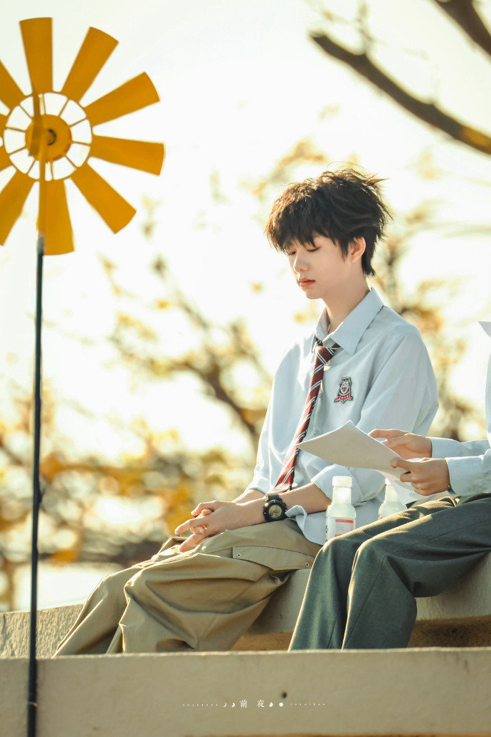 陈奕恒《我们的少年时代2》海边路透曝光，小卷毛制服造型少年感十足