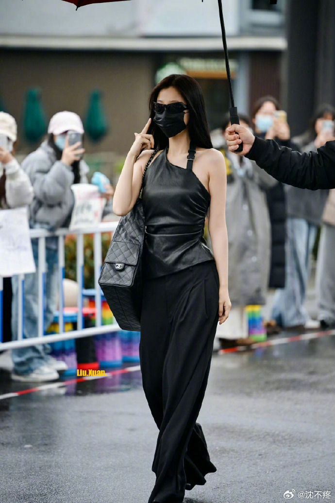 虞书欣冬日酷装现身，粉丝穿羽绒服引对比