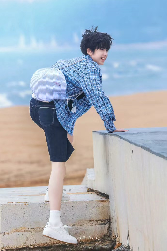 陈奕恒海边造型清爽元气