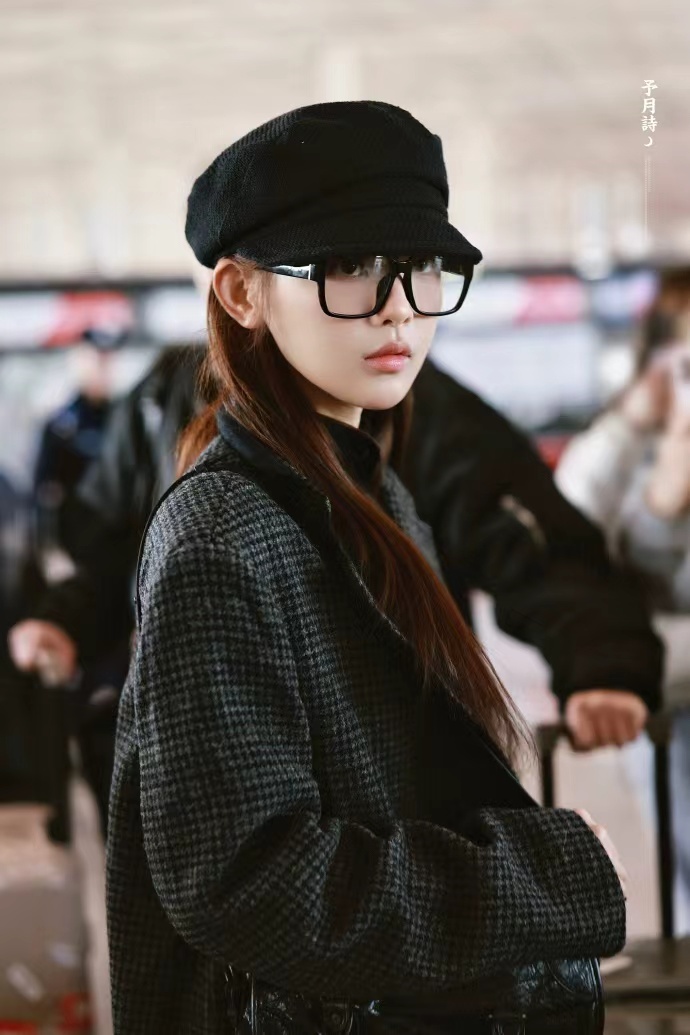 杨超越机场穿灰格纹西装亮相