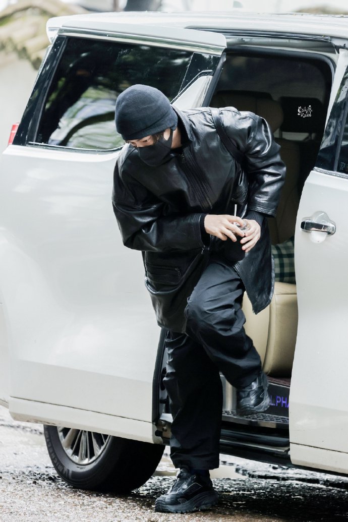 丁禹兮今日黑色造型现身上班路透