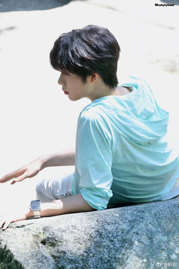 陈奕恒薄荷绿清爽造型亮相，海边随躺展治愈感