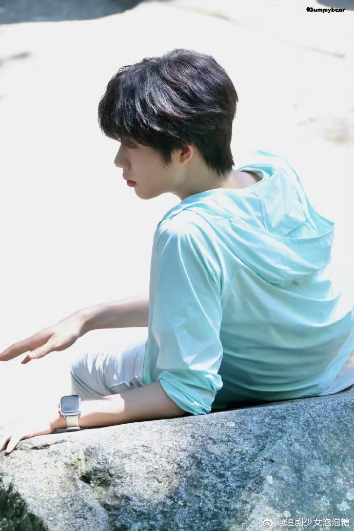 陈奕恒薄荷绿造型亮相海边，随躺画面尽显治愈感