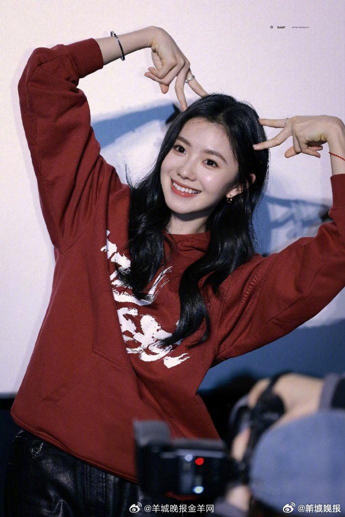 刘浩存文淇张艺兴等明星展示小猫耳朵造型