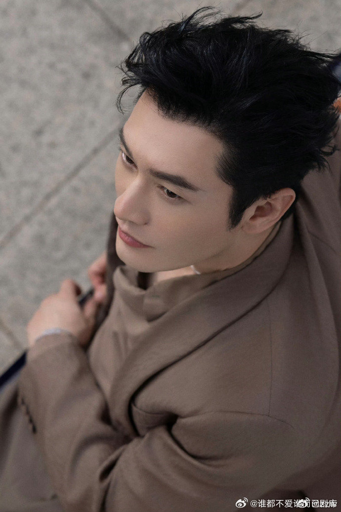 黄晓明领奖气场强大被赞霸总范